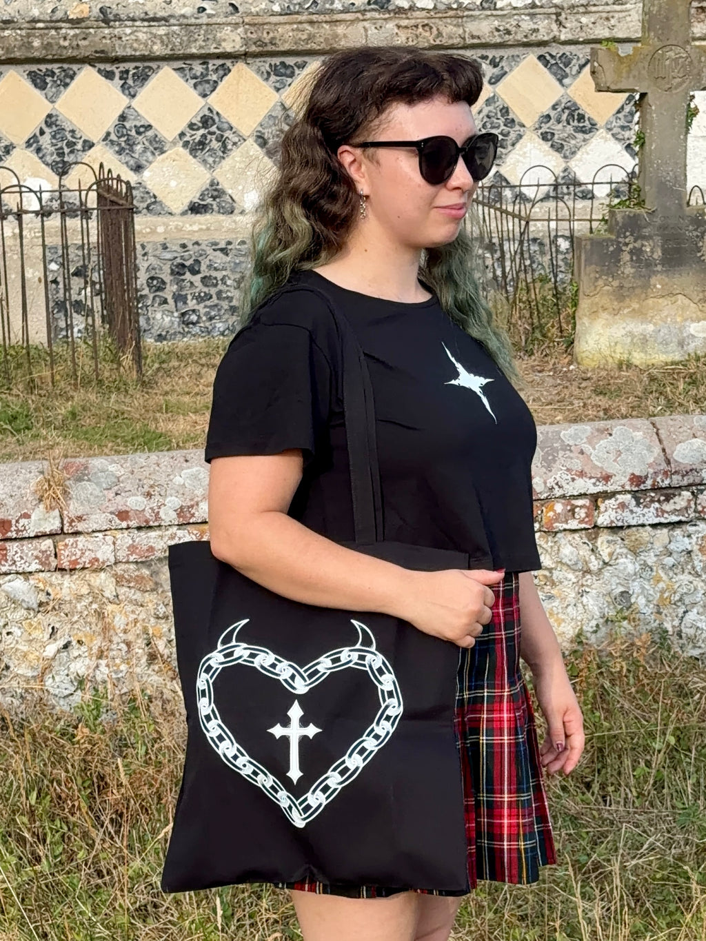 Chain Heart Black Tote Bag